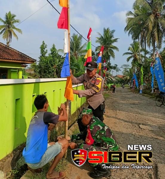 Menyambut HUT RI Ke 78 Babinsa Gotong Royong Dengan Warga Memasang