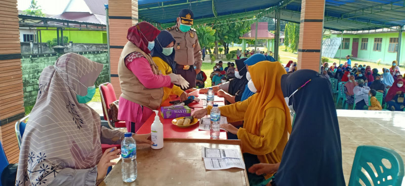 Gerai Vaksin Polres Kampar Gelar Vaksinasi di Wilayah Terpencil Desa Gunung Sari