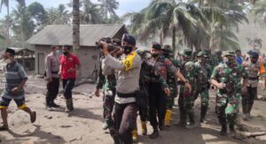 Satmob Polda Jatim Kompi 3/B Evakuasi Korban Bencana Semeru Lumajang