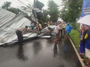 Muspika Tenggarang Lakukan Evakuasi, Gudang Rongsokan Akibat Pohon Tumbang