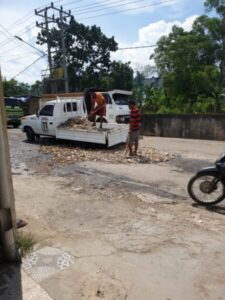 Warga Keteguhan Perbaiki Jalan RE Martadinata Menggunakan Sabes