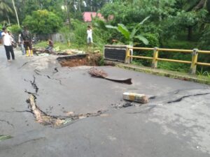 Akibat Luapan Air,Jembatan Way Gebang Ambruk Bahayakan Pengguna Jalan