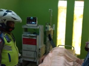Seorang Dokter pingsan tergeletak di pinggir trotoar, di Duga korban penjambretan