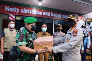 Kapolresta Bandar Lampung Bagikan Bingkisan kepada Personil Pos Pam Lilin Krakatau 2021