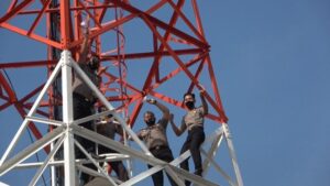 Meriahkan Rangkaian Upacara Kenaikan Pangkat Personel Anggota Bid TIK Polda Jateng Panjat Tower Mapolda.