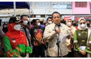 Gubernur Lampung dan Walikota Bandar Lampung Pantau Operasi minyak goreng Murah di Pasar Kangkung