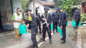 Satbrimob Polda Jatim Kompi 3/B Pelopor Berikan Beras Ke Warga Traktakan Bondowoso