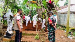 Peltu Usep Bersama Bhabinkamtibmas Monitoring Pemakaman Jenazah Oleh Satgas Covid 19