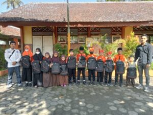TRC PPA dan LAN Banyuwangi Bagikan Puluhan Tas Sekolah
