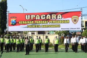Anggota Polresta Banyuwangi Mendapatkan Anugerah Kenaikan Pangkat Pengabdian