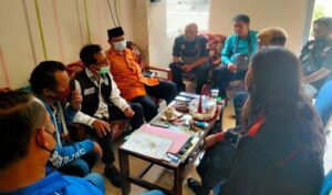 Puluhan LSM Dan Wartawan Datangi Kantor Dinas Koperasi Guna Menanyakan Ijin Koperasi Mantab