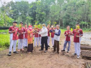 Perhutani Bondowoso Serahkan Bibit Kepada SMK 4 Untuk Penghijauan