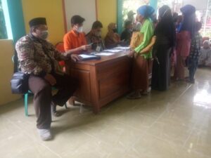 Kades Sumbercanting Botolinggo Cairkan Dana BPNT Di Aula Desa
