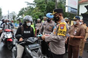 Kapolres Wimboko Turun Jalan Bagikan Masker dan Ingatkan Prokes