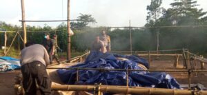 Polsek Muncar Musnahkan fasilitas Yang Diduga Menjadi Sarana Arena Judi Sabung Ayam