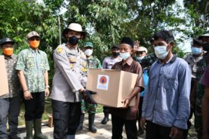 AKBP Wimboko Lakukan Gotong Royong dan Beri Bantuan Korban Puting Beliung di Andungsari