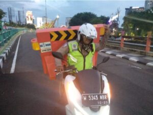 Luar Biasa,Aksi Heroik Anggota Satlantas Polrestabes Surabaya Angkat Pembatas Jalan Pakai Motor