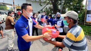 Peduli Ramadhan, Warga Terdampak Covid-19 di Surabaya Digelontor Sembako
