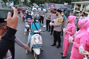 Ramadhan Berkah,Kapolres Bondowoso Bersama Bhayangkari Gelar Baksos Bagi Takjil dan Makanan