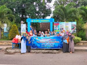 Ramadhan Berkah,Keluarga Besar KB dan TK DWP 1 Asembagus Bagikan Takjil