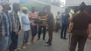 Ramadhan Berkah, Kejaksaan Negeri Bondowoso Bagikan Ratusan Takjil dan Sembako ke Abang Becak