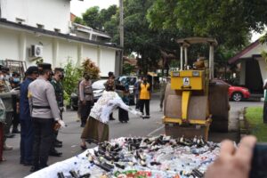 Polres Bondowoso Musnahkan Ribuan Botol Miras dan Knalpot Brong Dihadiri Forkopimda