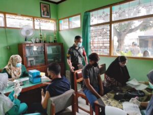 Babinsa Pantau Pelaksanaan vaksinasi Di KUA Kecamatan Giri Banyuwangi