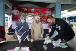 Stop Narkoba,Puluhan Supir dan Kernet Angkutan Umum Ikuti Test Urine Dari Polresta Banyuwangi