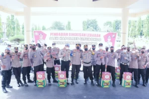 Luar Biasa, Kapolres Situbondo AKBP Andi Sinjaya Bagi Ratusan Bingkisan Lebaran Untuk Anggota