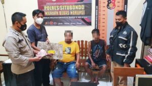 Lagi Asyik Berjudi Kartu,Polsek Banyuglugur Polres Situbondo Tangkap Dua Pelaku Didesa Lubawang