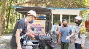 Luar Biasa,Polres Situbondo Sediakan Layanan Tambal Ban Gratis Bagi Pemudik