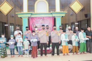 Polres Situbondo Serahkan Zakat Fitrah 2,5 Ton Beras Untuk Anak Yatim
