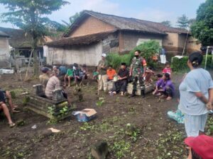 TNI Manunggal, Babinsa Koramil Tenggarang Karya Bhakti Bersama Rakyat