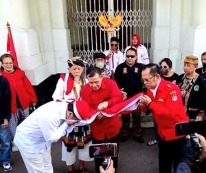 Air Mata Haru Menetes Saat Anton Charlian Mencium Bendera Disaat Upacara Hari Lahir Pancasila