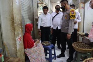Kapolres Bersama Kasat Intelkam Serta PJU Tinjau Harga Minyak Dan Daging Di Pasar Induk Bondowoso