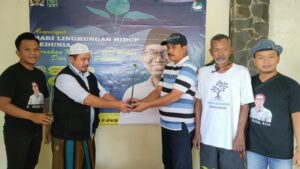 Selamatkan Lingkungan, Pemuda Faisol Riza Tanam Mangrove Dan Sebarkan Ribuan Vitamin di Pantai Duta