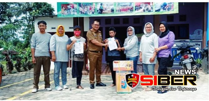 Kadis Sosial Aswarodi Serahkan Bantuan Usaha Ekonomi Produktif Untuk Penyandang Disabilitas