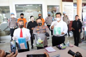 Peringati HUT Bhayangkara Ke-76 Satuan Narkoba Polresta Banyuwangi Berikan Kado Ungkap 1 Kg Sabu