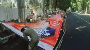 Satpolpp Bondowoso Tertibkan Baner Yang Tidak Mengantongi Ijin