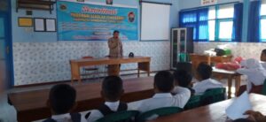 Anggota Polsek Sempol Ijen Polres Bondowoso Berikan Arahan Pada Siswa SMP N 1 Sempol