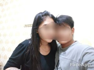 Miris ! ! ! Seorang Oknum Ustadz Disalah Satu Desa Kecamatan Jambesari Darussholah Bondowoso Berpose Mesra Dengan Wanita Bertato