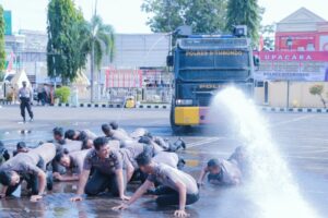 Rayakan HUT Bhayangkara Ke 76 Dan Kenaikan Pangkat, Andi Sinjaya Siram Anggota Pakai Water Canon