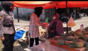 Polwan Cantik, Berbagi nasi Kotak di Jumat Barokah