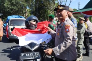 Wakapolres Bondowoso bersama Forpimda Membagikan 1000 Bendera