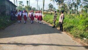 Semarakkan 17 Agustus Babinsa Jambesari Amankan Lomba Gerak Jalan