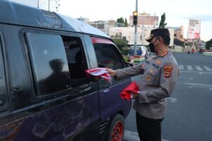 Kapolresta Bandar Lampung Kompak Bersama Forkopimda Bagikan Bendera Merah Putih ke Masyarakat