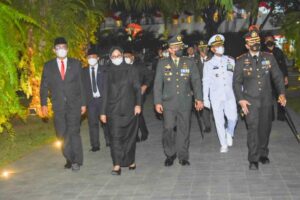 Dandim 0825 Laksanakan Apel Kehormatan Dan Renungan Suci Di TMP Wisma Raga Satria