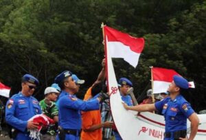 Menyambut HUT Republik Indonesia (RI) ke 77 Satpolairud Polresta Banyuwangi Membagikan Bendera Merah Putih