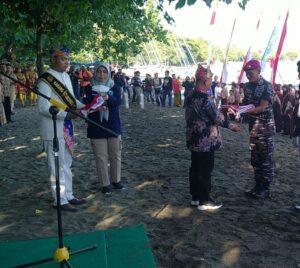 Peringati HUT RI ke-77, Prajurit Puslatpurmar-5 Baluran Kibarkan Sang Saka Merah Putih Didasar Laut