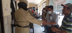 Polda Jatim di Satpas Polres Bondowoso Memakai Pakaian Momentum Pejuang